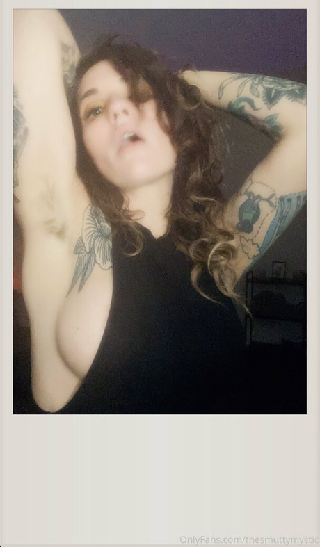 thesmuttymystic model best pic