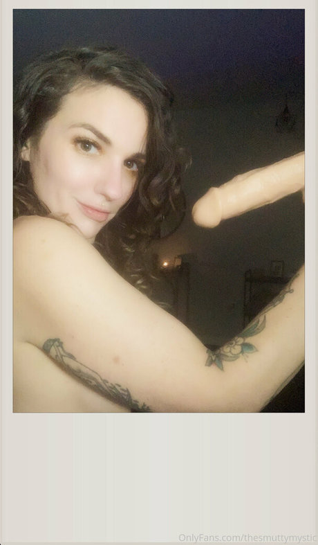 thesmuttymystic sexy model pic