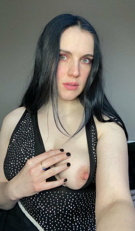 davisonvideo adult model image