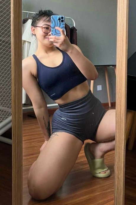 luankehui naked model image