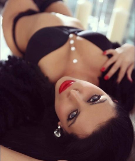 coco cooper beautiful model pic