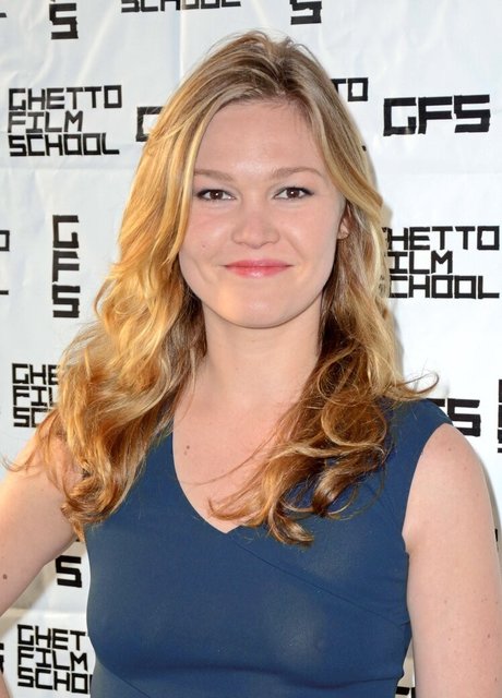 Julia Stiles exclusive model img
