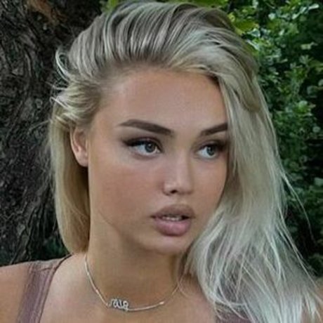 Uresa Zogu model adult pic