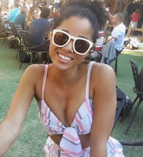 Alisha Wainwright pretty star img