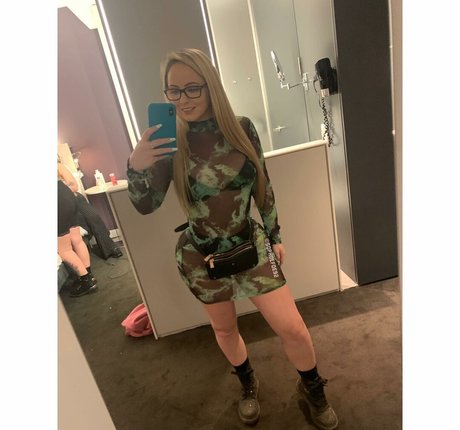 Sophie Defoe pornstar top img