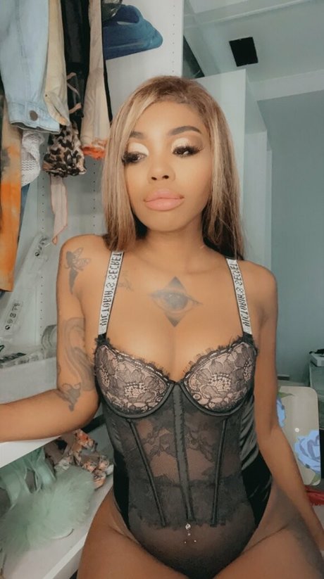 niiathefreak hot model pics