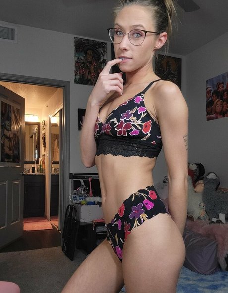 pr3ttyp1nkpussy nudes model pics