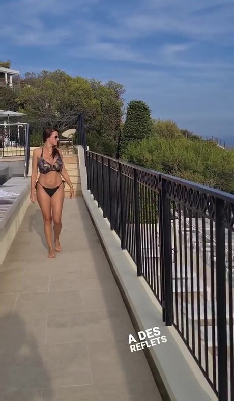 Omnimundi model hot pics