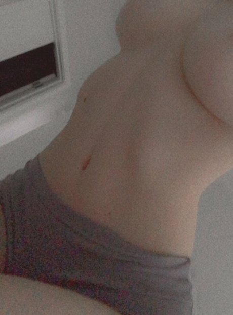 EmiliaNSFW pretty model photo