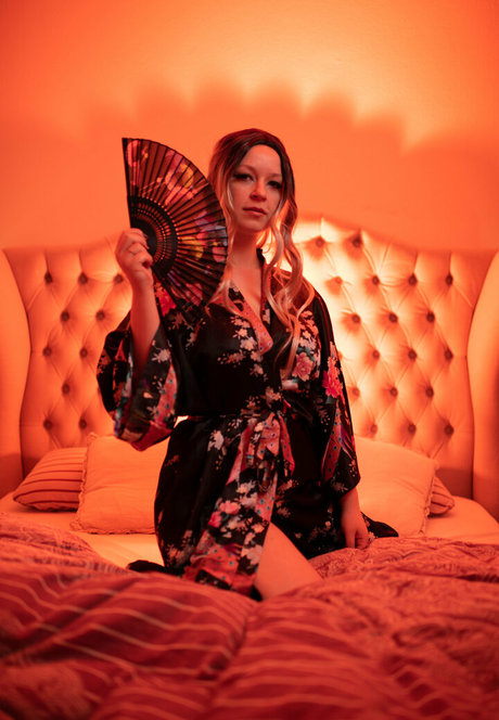 aimufreelia erotic model pics