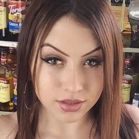 Urfavcoffeegurl model adult pic