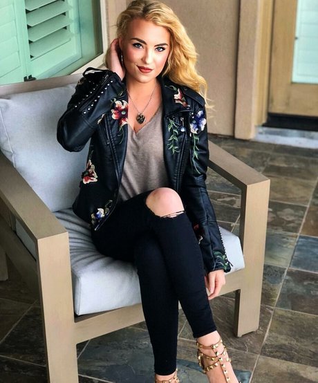 Caroline Wall star sexy photos