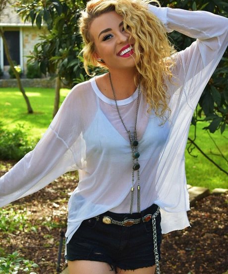 Caroline Wall star beautiful photos