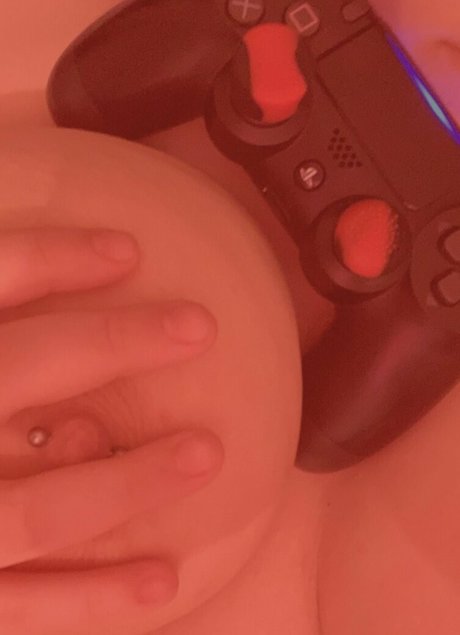 gothykiki model naked pic
