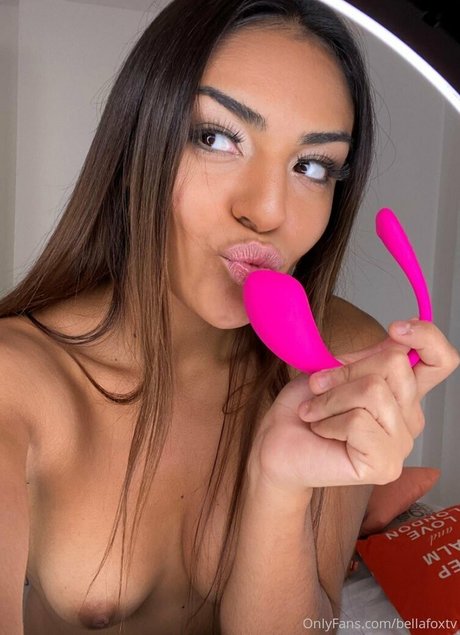 bellafoxtv erotic actress pics