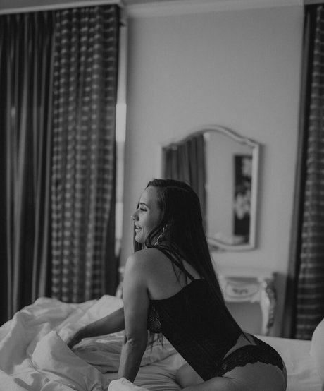 phebalus nude model pic