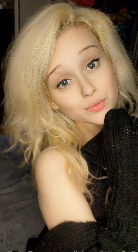 blondieee1 0 top profile image