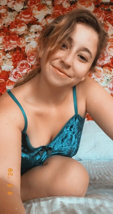 sarahtheslutfree sexy pornstar pics