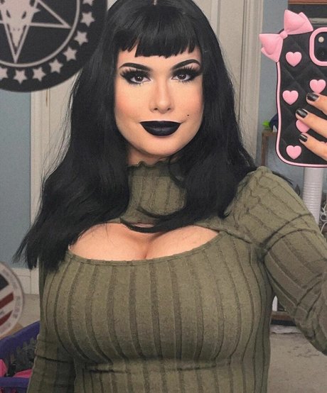 mariana labruja model art img