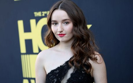 Kaitlyn Dever model high quality pictures
