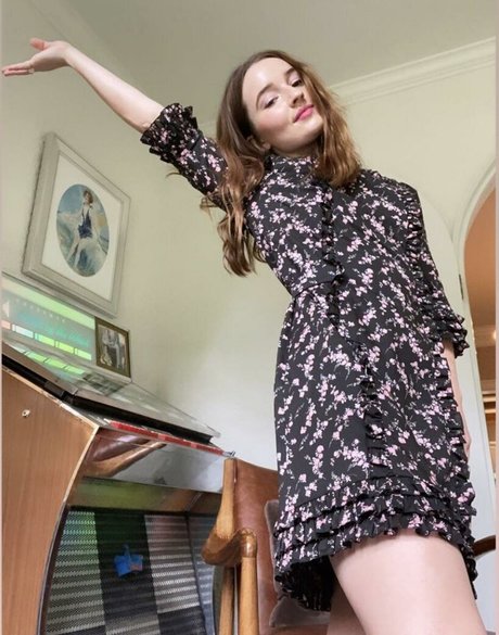 Kaitlyn Dever model exclusive img