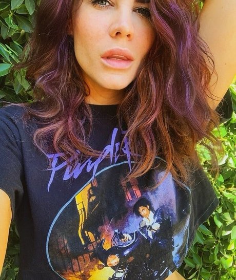 Courtney Hope hd star photos