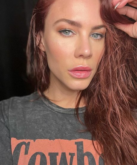 Courtney Hope star beautiful pic
