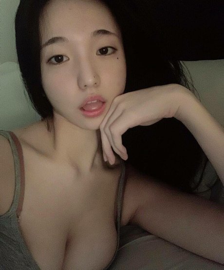 Lee Yeonwoo sexy model pic