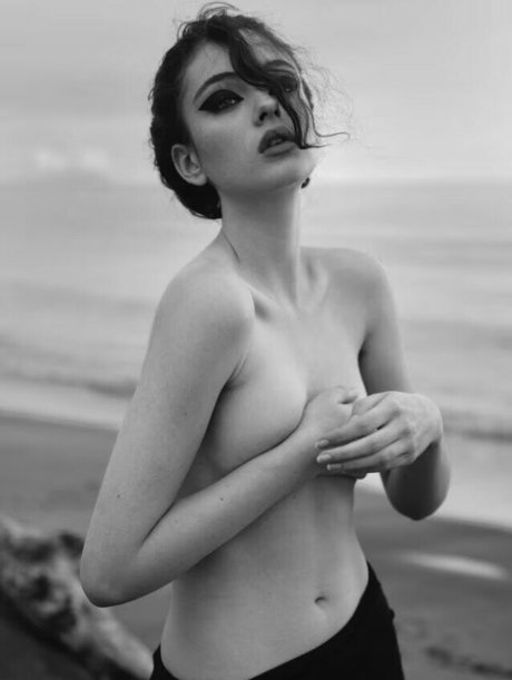 Deva Cassel sexy model pic