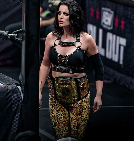 Saraya Bevis top model picture