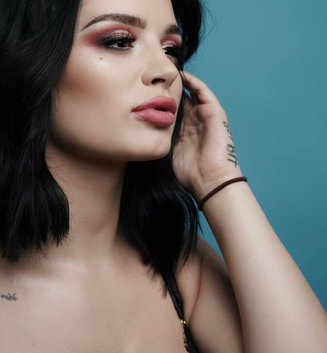 Saraya Bevis model porn picture