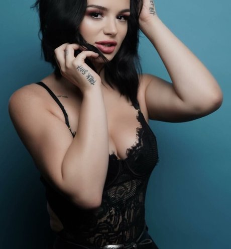 Saraya Bevis star erotic pic
