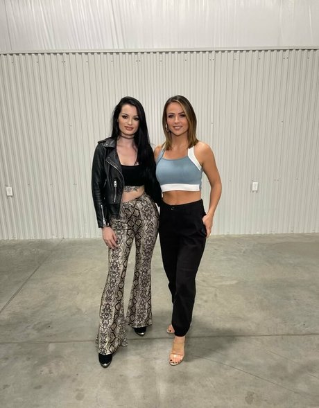Saraya Bevis star hot img