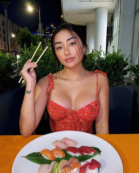 Ellerie Marie naked pornstar gallery