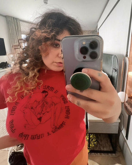 Remi Wolf art actress img