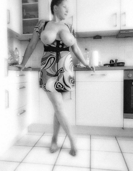 BustynataschaVIP nice model image