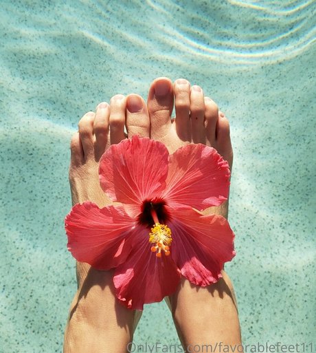 favorablefeet11 hot model image