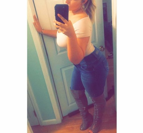 Lizzy Maguire sexy pornstar photo