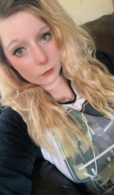 hollynicolebtch nude actress picture