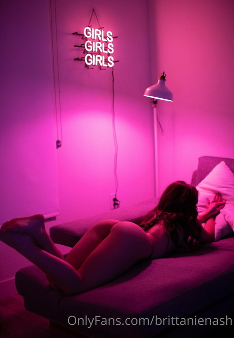 Brittanienash model naked photo