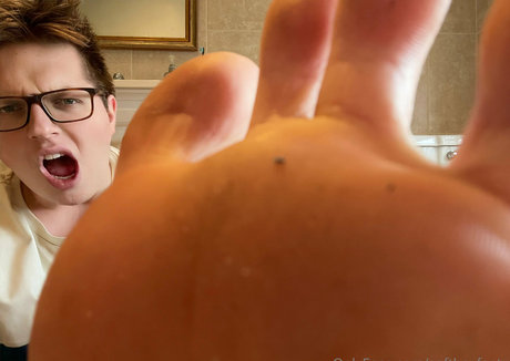softboyfeetx naked model photo