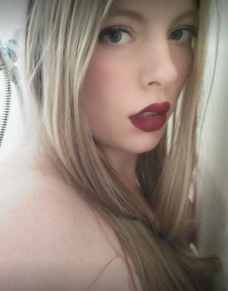 Liz Wispers ASMR sexy model photo