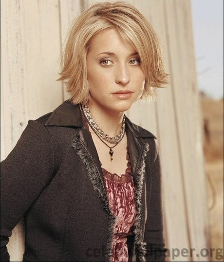 Allison Mack model beautiful img