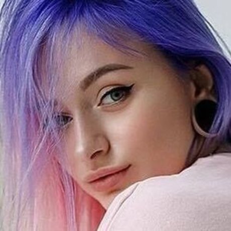 Leah Larsh model erotic pics