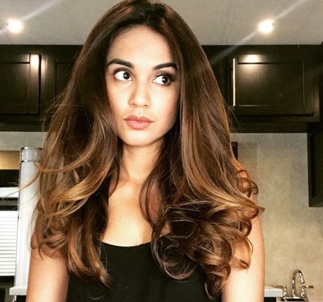 Summer Bishil naked pornstar img