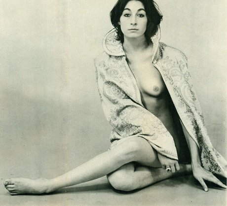 Anjelica Huston star naked pic