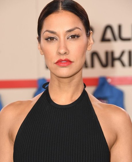 Janina Gavankar model erotic pics