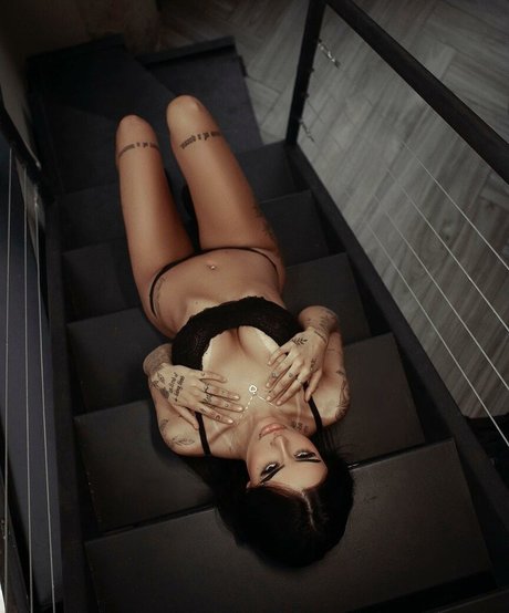 Mah Tavares sexy model images