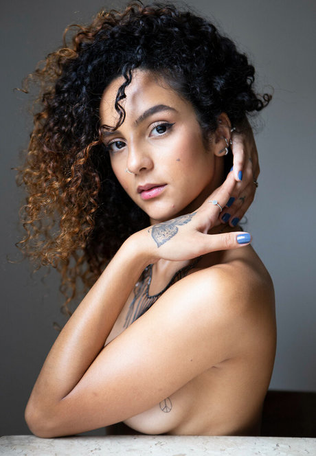 Julia Barboza Pimentel art model pic