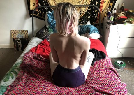 pinkhairedgirl model naked img